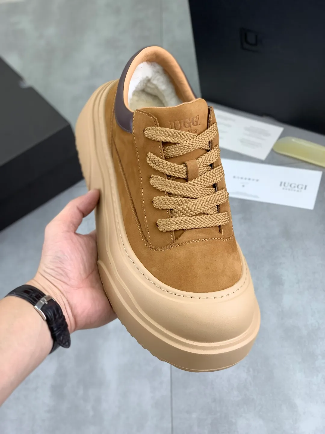 Men's shoes 💰P640 New arrival 🆕🆕🆕 IUGGI men's shoes New winter thick-soled height-increasing sneakers Men's retro genuine leather casual shoes Full cowhide Wool lining Velvet warm Martin boots Thick-soled heightening lace-up casual and comfortable short boots Accent style ~ low-cut shoes Men's toe-layer cowhide high-end Martin boots Thick-soled heightening large-toe sneakers Size number: 39-44 Two colors